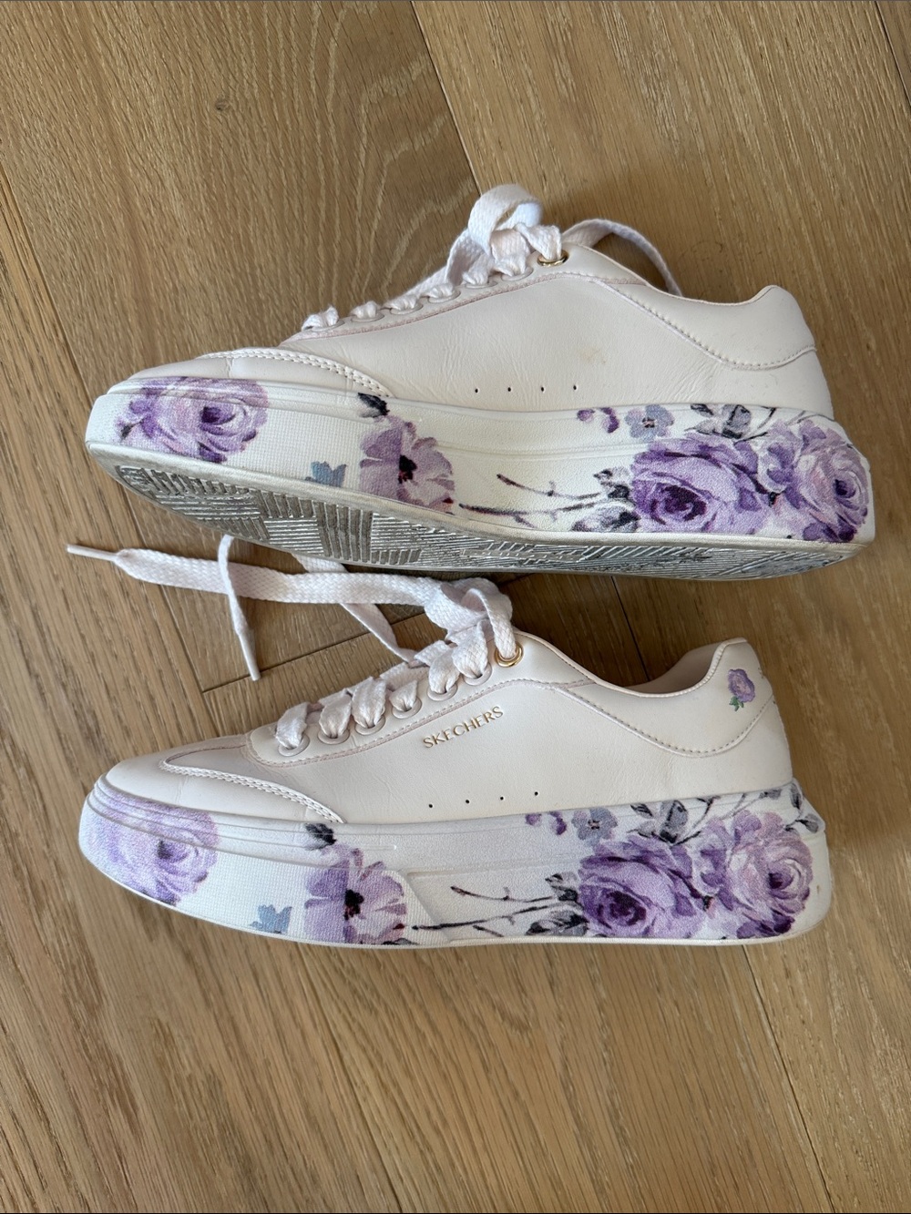 Skechers White Womens Cordova Sneakers with Lavender Flowers on Sides size 7.5 - Picture 2 of 10